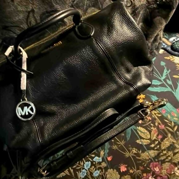 Michael Kors Black Leather Crossbody - LIKE NEW - Picture 2 of 10